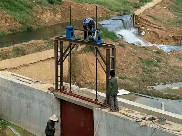 留槽式加排架安装